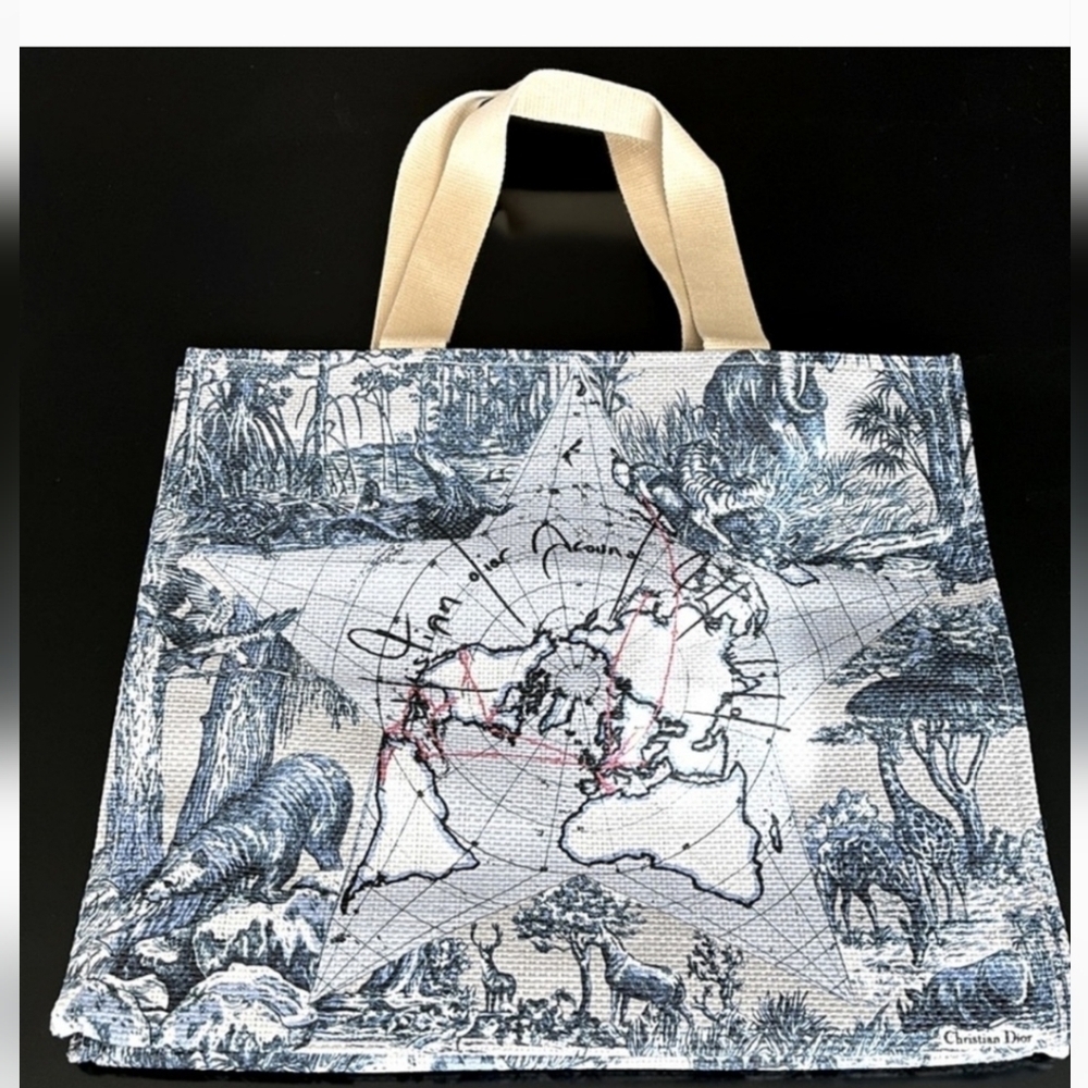 NIB DIOR VIP HOLIDAY Boxed Platinum Gift Set Large Tote + Le Baume + Lip Glow. - Picture 2 of 4